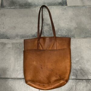 ABLE Selam tote. 1 inside pocket and 2 deeper outside pockets.